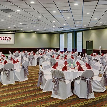 Chateau Nova Hotel Форт-МакМеррей Екстер'єр фото