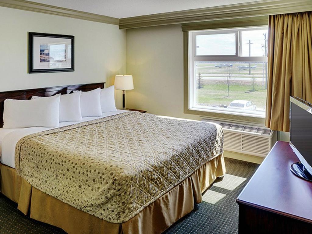 Chateau Nova Hotel Форт-МакМеррей Номер фото