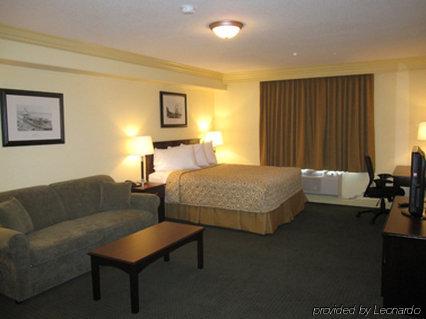 Chateau Nova Hotel Форт-МакМеррей Номер фото